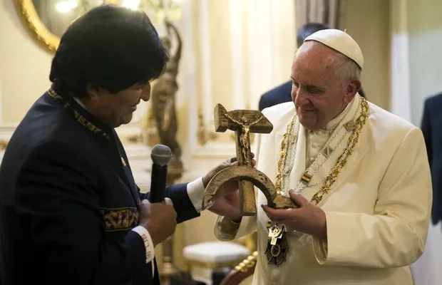 Crucifixo em forma de foice e martelo, símbolos do comunismo, garantiu a Evo Morales um salto para o quinto lugar nos trending topics (Foto: Osservatore Romano/Reuters)