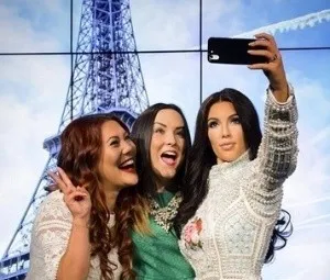 Kim Kardashian ganha a primeira estátua de cera que tira selfies com os visitantes (Divulgação)