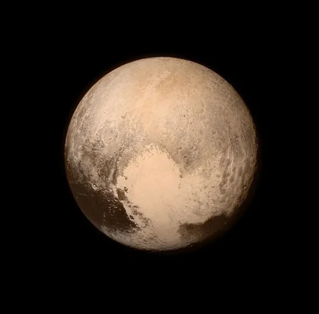Imagem divulgada por volta das 8h desta terça mostra uma nova foto colorida de Plutão capturada pela New Horizons nesta segunda-feira (13), 16 horas antes da aproximação (Foto: Nasa)