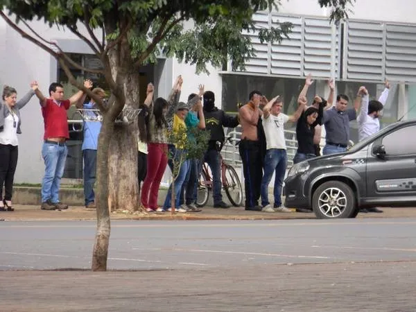 "Cordão humano" de reféns durante assaltos em Borrazópolis: sensação de "impotência social"