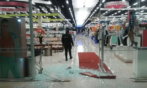 ​Ladrões usam carro para quebrar porta da Havan, em Arapongas