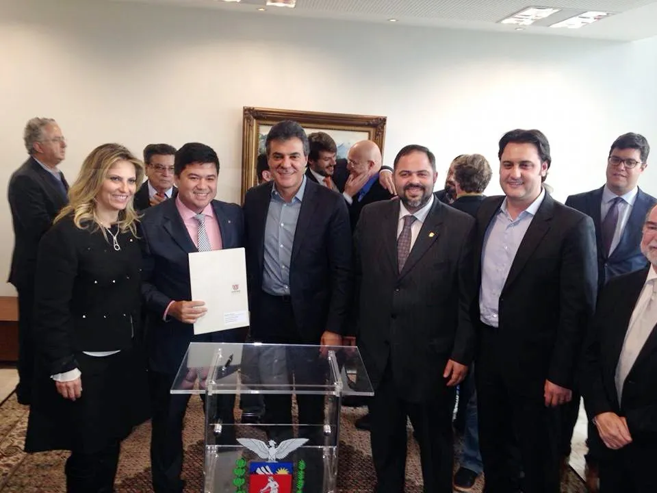 O prefeito assinou convênio  junto à Sedu/Paranacidade (Foto: Divulgação)