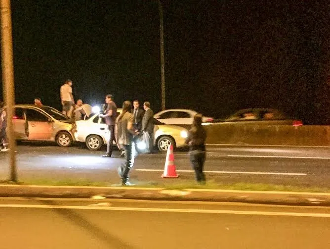 Cinco carros colidem próximo ao pedágio em Arapongas - Foto - Divulgação