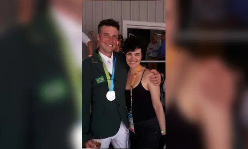 Ana Paula Arósio festeja medalha de prata do marido no Pan, em Toronto