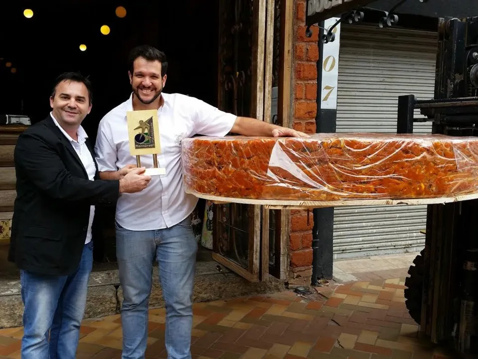 Luciano Cadari (à esquerda) entrega o troféu de recordista brasileiro ao empresário Gláucio Peron / Foto: RankBrasil