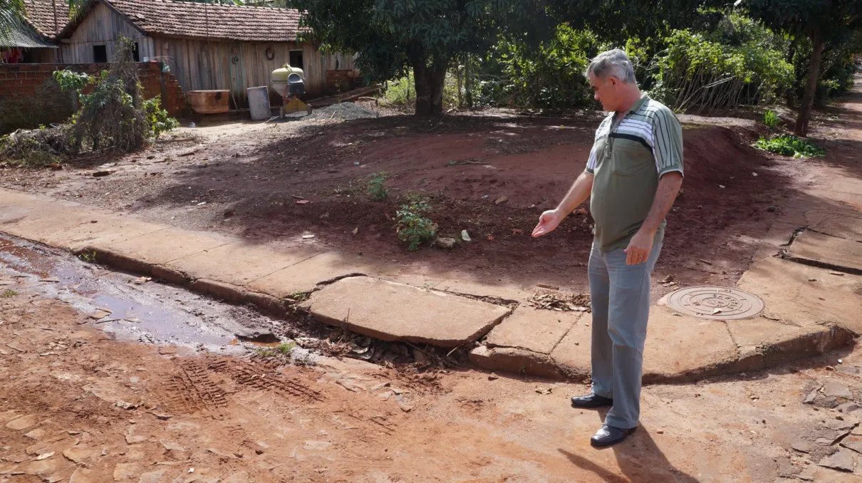 Morador Jorge Antônio Barbosa reclama que bueiros obstruídos causam alagamentos  | Foto: Ivan Maldonado 