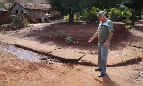 Bueiros entupidos irritam moradores de Lunardelli 