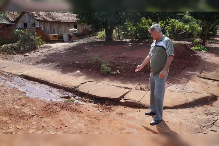  Morador mostra bueiro entupido em Lunardeli (Foto:  Ivan Maldonado) 