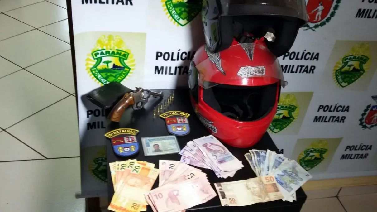 Dinheiro roubado que foi recuperado pela PM e revólver apreendido com casal de assaltantes - Foto: PM/Divulgação