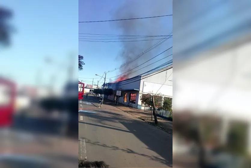 Bombeiros combatem incêndio nas antigas instalações da Paranamotor