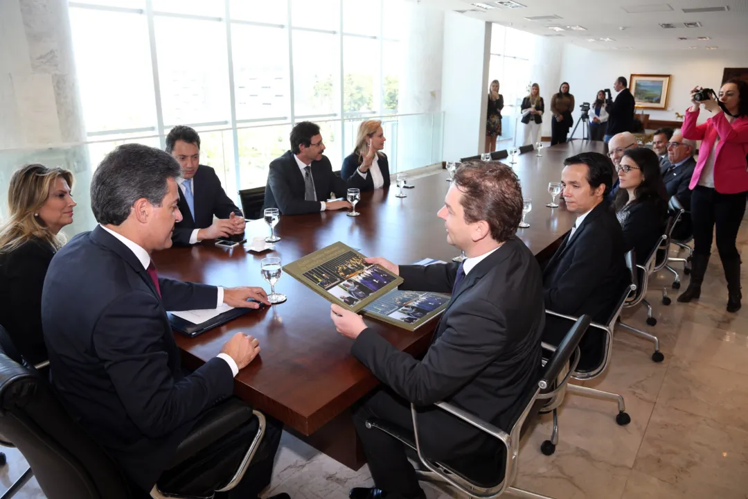 Governador Beto Richa recebe Anderson Furlan, presidente Associação Paranaense de Juizes Federais.Curitiba, 31/07/2015.Foto: Orlando Kissner/ANPr