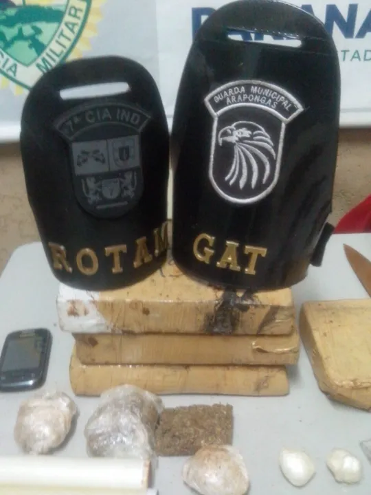 ​PM detém menores com quase 4 kg de maconha, crack e cocaína