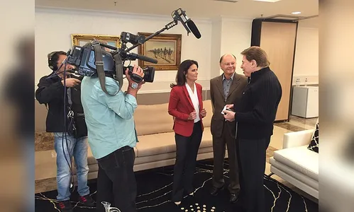 Record dedica 35 minutos aos 'bons amigos' Silvio Santos e Edir Macedo