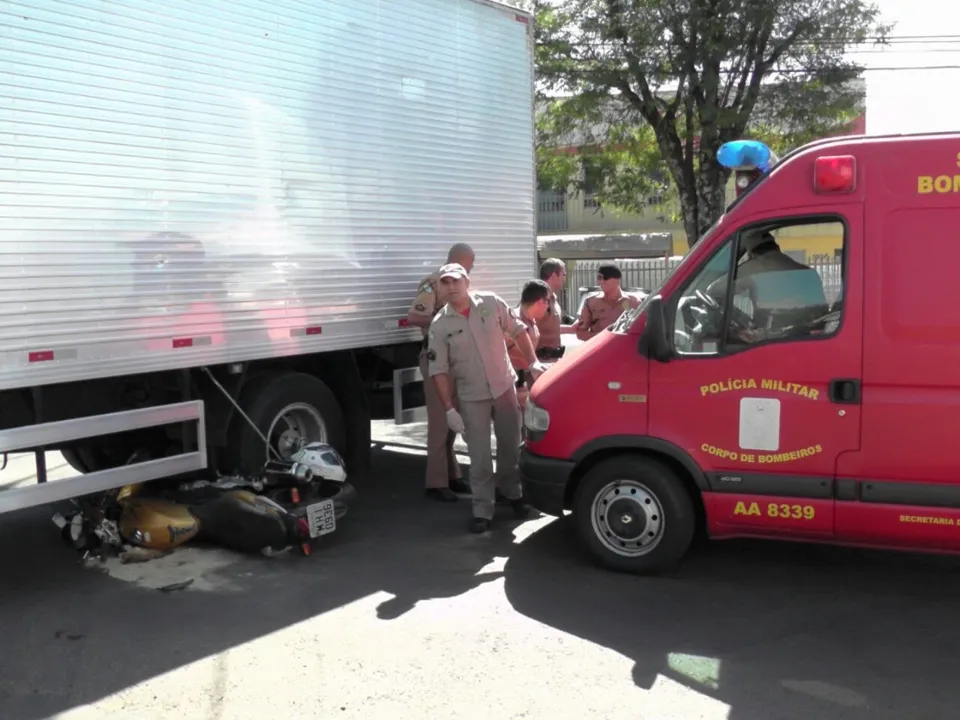 Motocicleta ficou sob caminhão após acidente em avenida de Apucarana: ocorrências do gênero crescem - Foto: arquivo/imagem ilustrativa