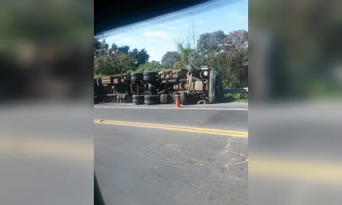 ​Duas carretas tombam em trecho da Rodovia do Café