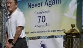 O sobrevivente da bomba de Hiroshima, Juni Sarashina, conta sua história na vigília em comemoração ao 70° aniversário do bombardeio atômico em Hiroshima e NagasakiMike Nelson/EPA/Agência Lusa