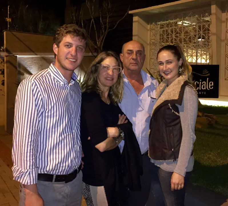 João Guilherme e Ana Carolina Stoppa seguiram a profissão do pai, o advogado Carlos Stoppa. Na foto, eles posam com a mãe Maria Helena Stoppa (Arquivo pessoal)