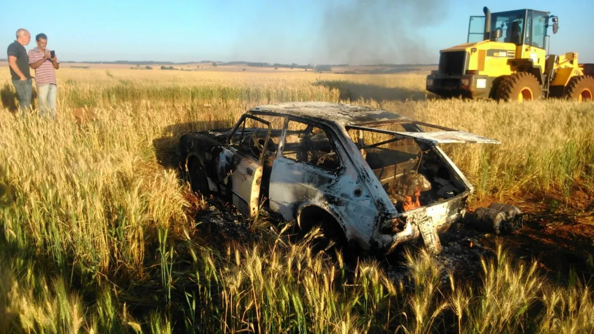 Veículo destruído pelo fogo em Sabáudia (Foto: Whatsapp Tribuna)