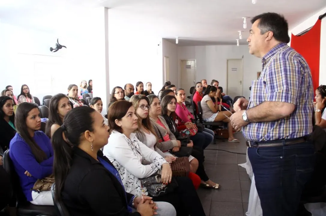 ​O prefeito Beto Preto fez questão de estar presente para saudar os novos servidores da educação - Foto: Edson Denobi/Assessoria de imprensa