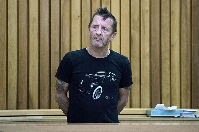 Em prisão domiciliar, ex-baterista do AC/DC quer o emprego de volta - Foto: www1.folha.uol.com.br