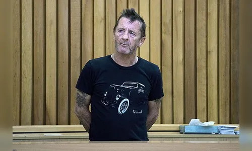 Em prisão domiciliar, ex-baterista do AC/DC quer o emprego de volta