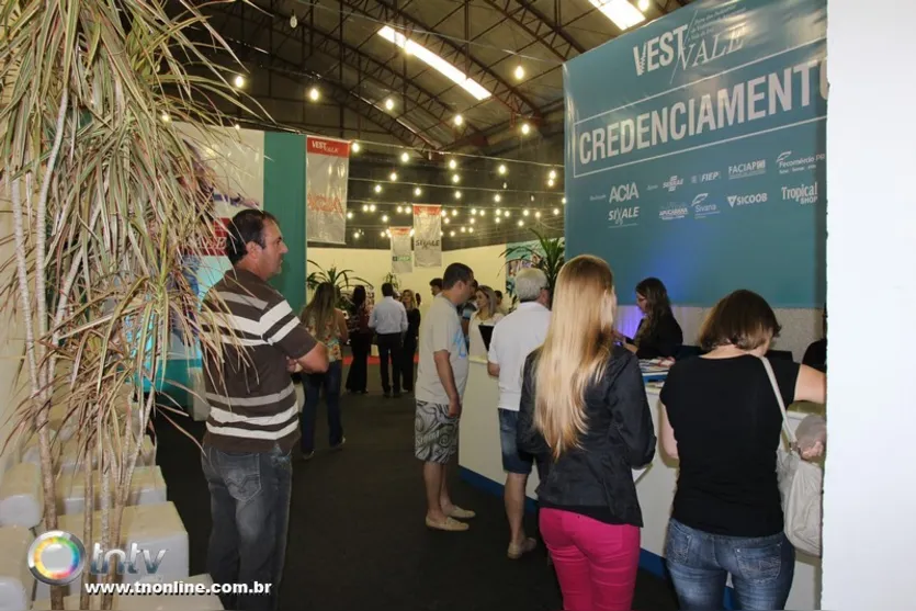  A montagem dos espaços da VestVale, no Tropical Shop: alternativa de negócios em meio à crise. Foto: José Luiz Mendes 