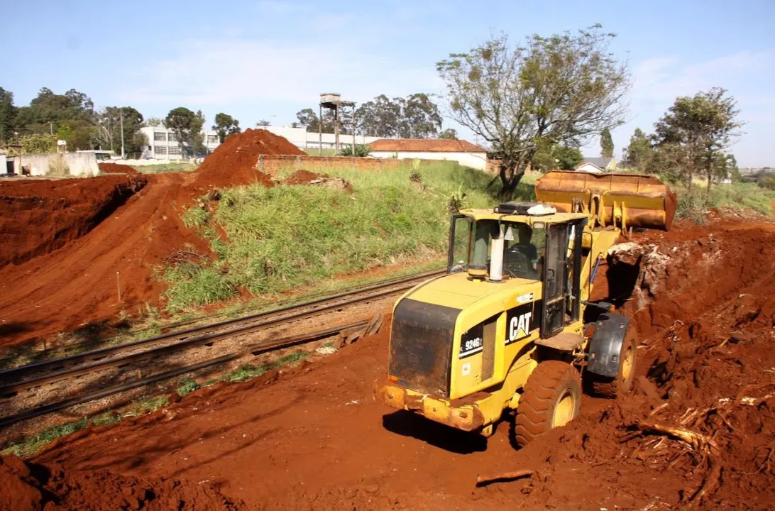 Construtora Itaúba, de Curitiba, mantém em ritmo acelerado as obras do viaduto de transposição da ferrovia em Apucarana - Foto: Edson Denobi/Assessoria de imprensa