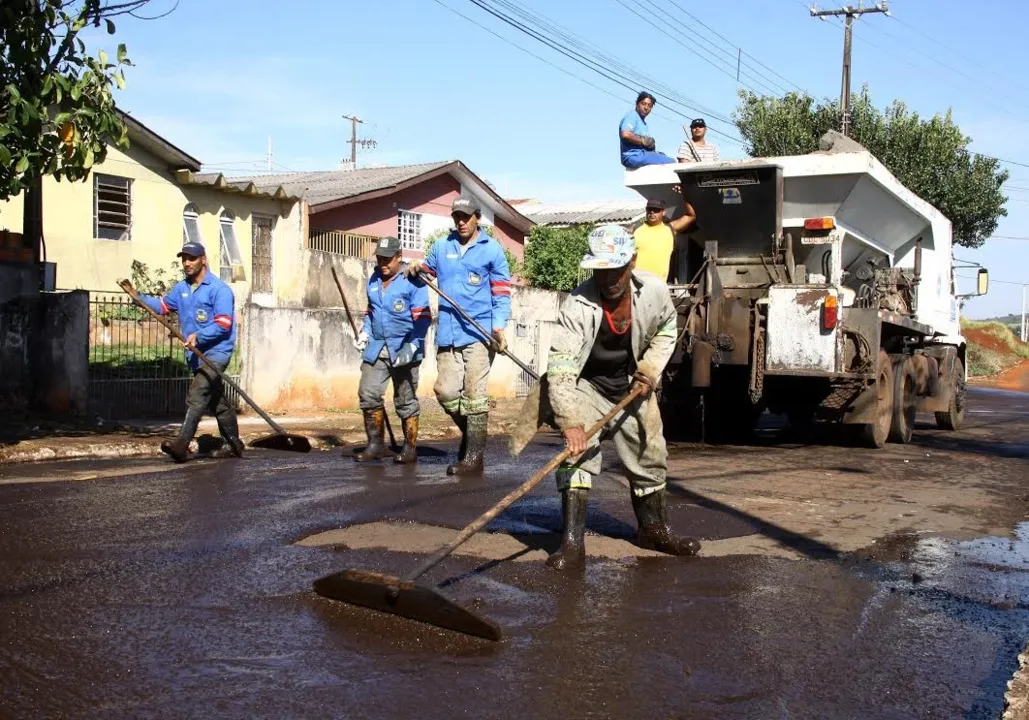 Frentes de trabalho recuperam asfalto em Apucarana - Fotos: Edson Denobi/Assessoria de imprensa