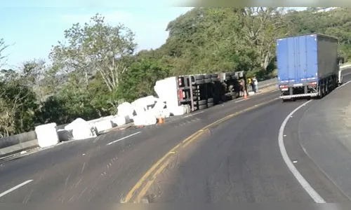 Carreta tombada potencializa riscos na BR-376