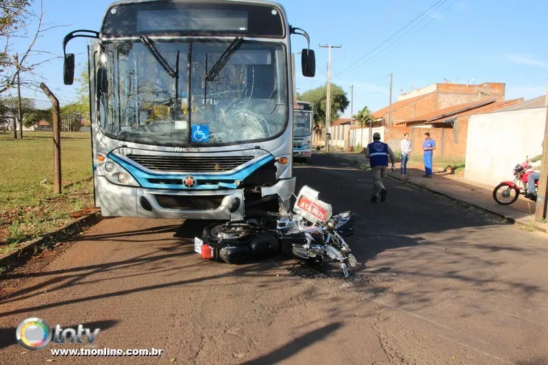 Acidente envolve moto e ônibus e rapaz fica gravemente ferido em Apucarana - Foto: José Luiz Mendes
