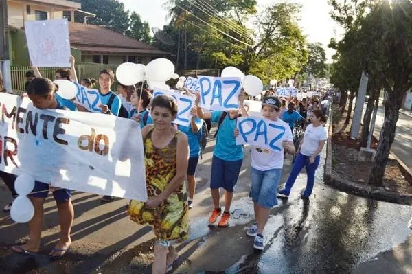 Moradores durante passeata em Borrazópolis (Foto: Blog do Berimbau)