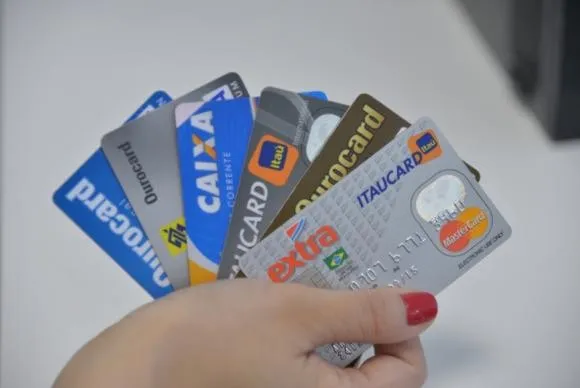 No rotativo do cartão de crédito, o cliente financia o saldo devedor remanescente após pagar apenas parte da faturaArquivo Agência Brasil