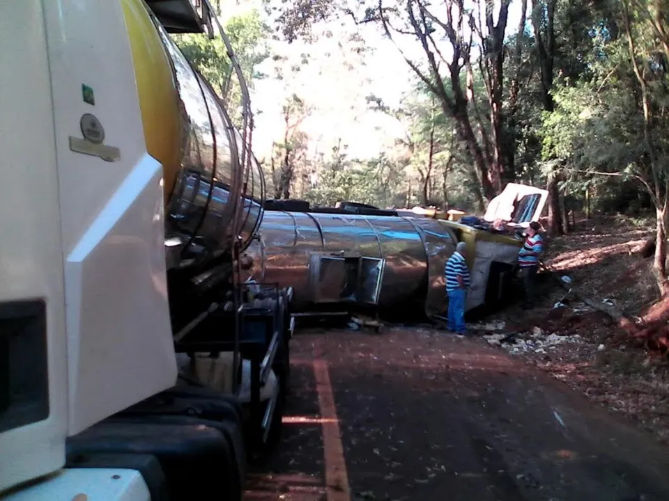 Um caminhão-tanque tombou em estrada vicinal nas imediações da empresa Sabão Alpes - Foto encaminhada por José Luiz Mendes