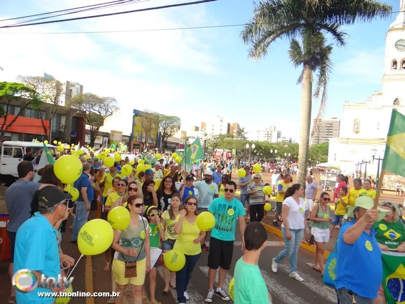 ​Apucarana: Número de participantes em protesto gera controvérsia; PM fala em 1,5 mil pessoas - Foto: José Luiz Mendes