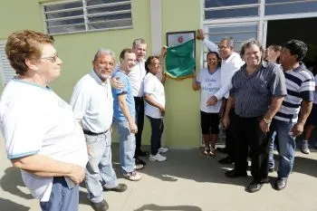 Prefeito Roberto Pupin faz o descerramento da placa inaugural acompanhado de moradores e lideranças do bairro André Renato/SECOM  - Foto Site Prefeitura de Maringá