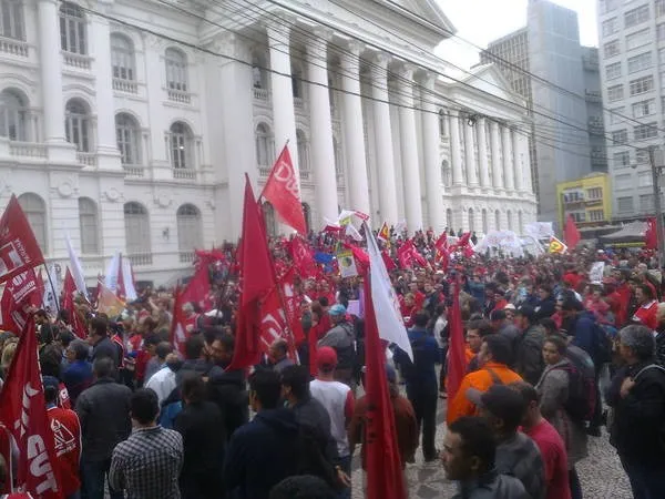 Manifestação nesta quinta-feira em Curitiba (Foto: Célio Pezza/Divulgação)