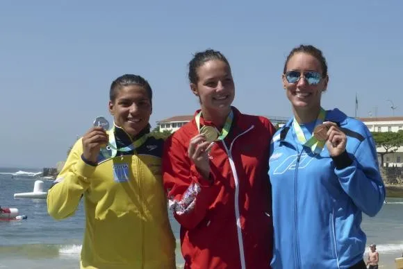 Pódio da maratona aquática: a brasileira Ana Marcela Cunha conquistou a medalha de prata, a atleta da Grã Bretanha, Anne Payne, ficou com a medalha de ouro e a nadadora alemã Isabelle Harle ficou com o 