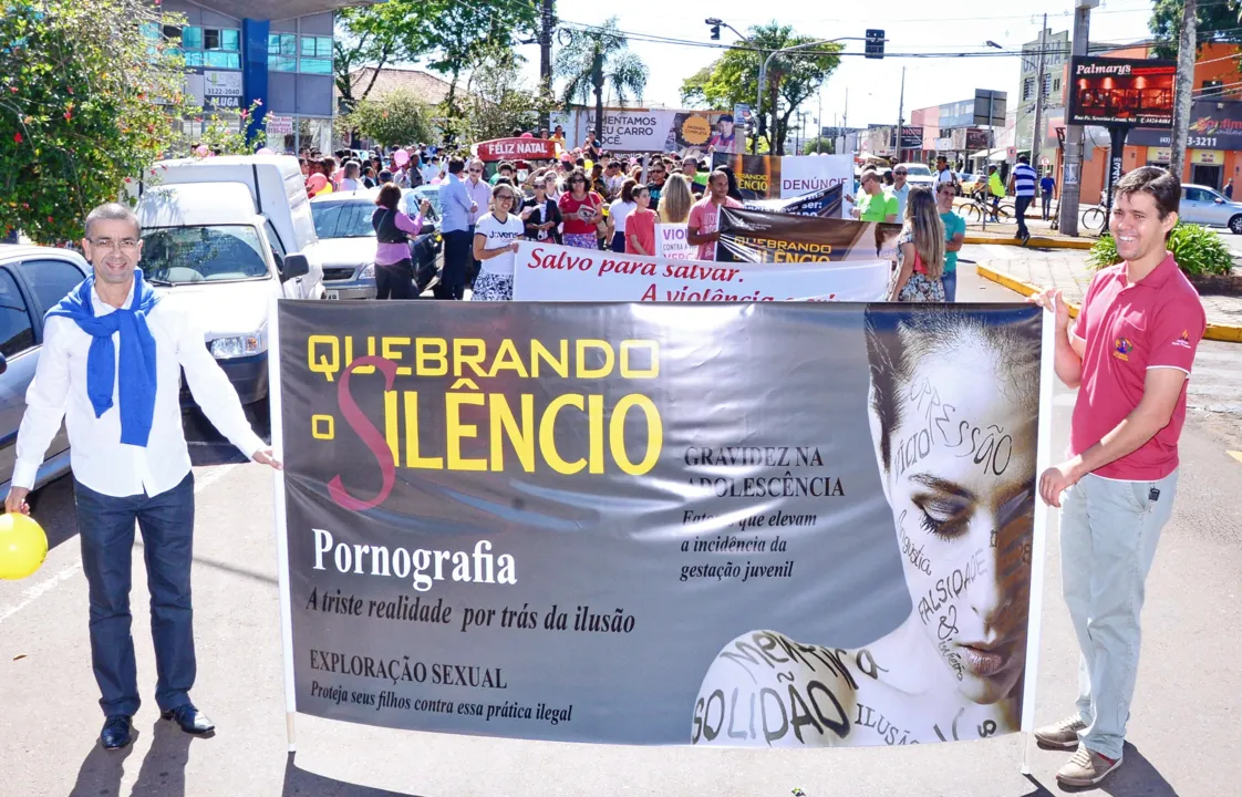 Passeata em Apucarana alerta para casos de violência doméstica - Foto: Delair Garcia