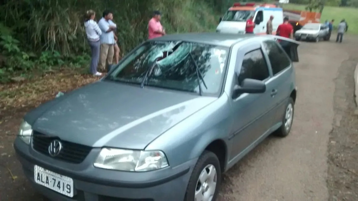 Idosa que ocupava um VW Gol faleceu depois que foi atingida por peça que se soltou de um caminhão - Foto: Blog do Barimbau