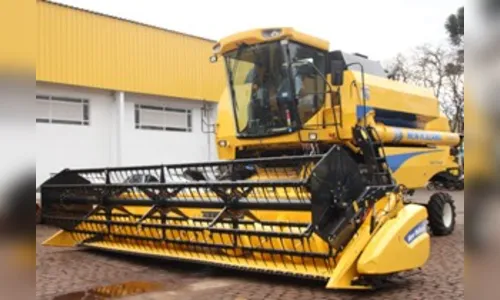 Produtores recebem colhedora agrícola em Londrina