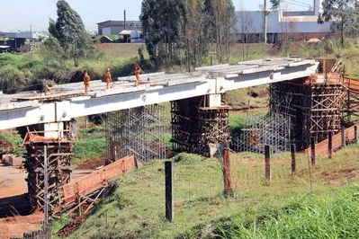 Obra de construção de um viaduto no contorno de Apucarna - Fotos: Jorge Woll-SEIL/DER