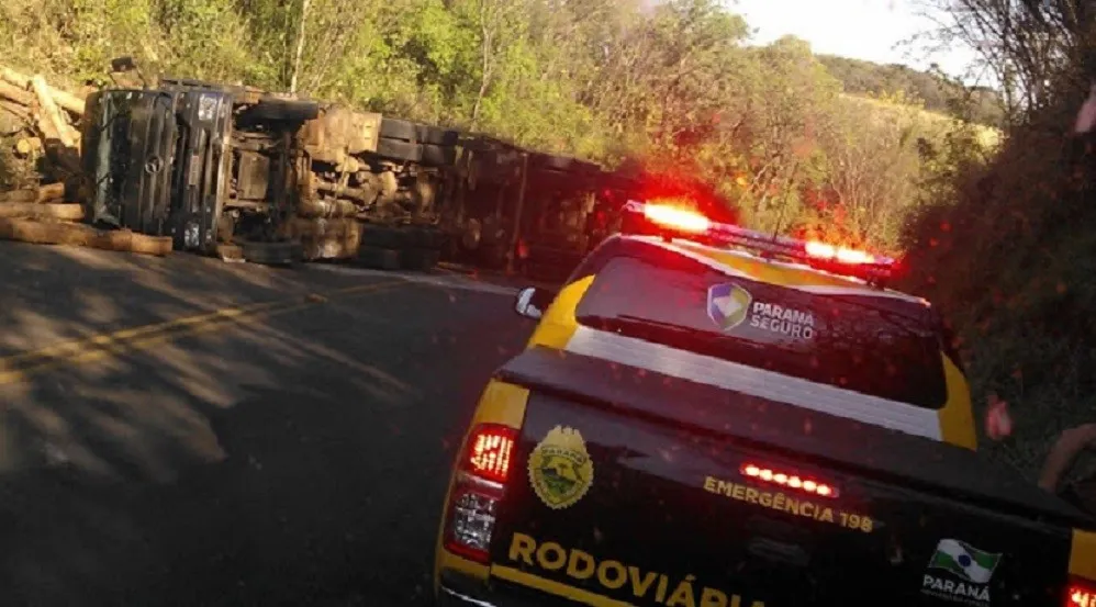 ​Caminhão com toras tomba na Rodovia do Milho, em Apucarana - Foto: RTV Canel 38