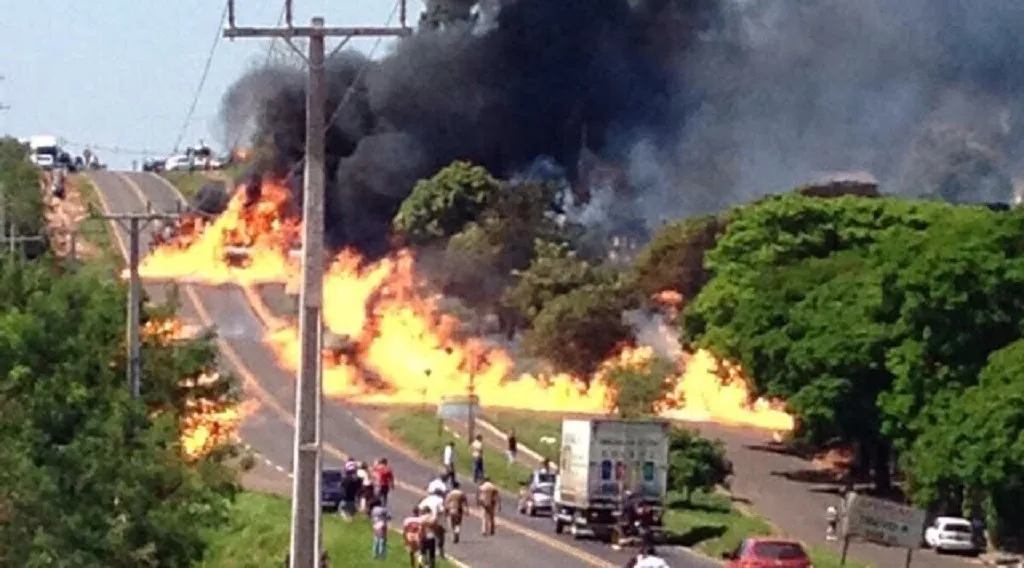 Caminhão com combustível tomba e pega fogo no Paraná - Foto: Reprodução