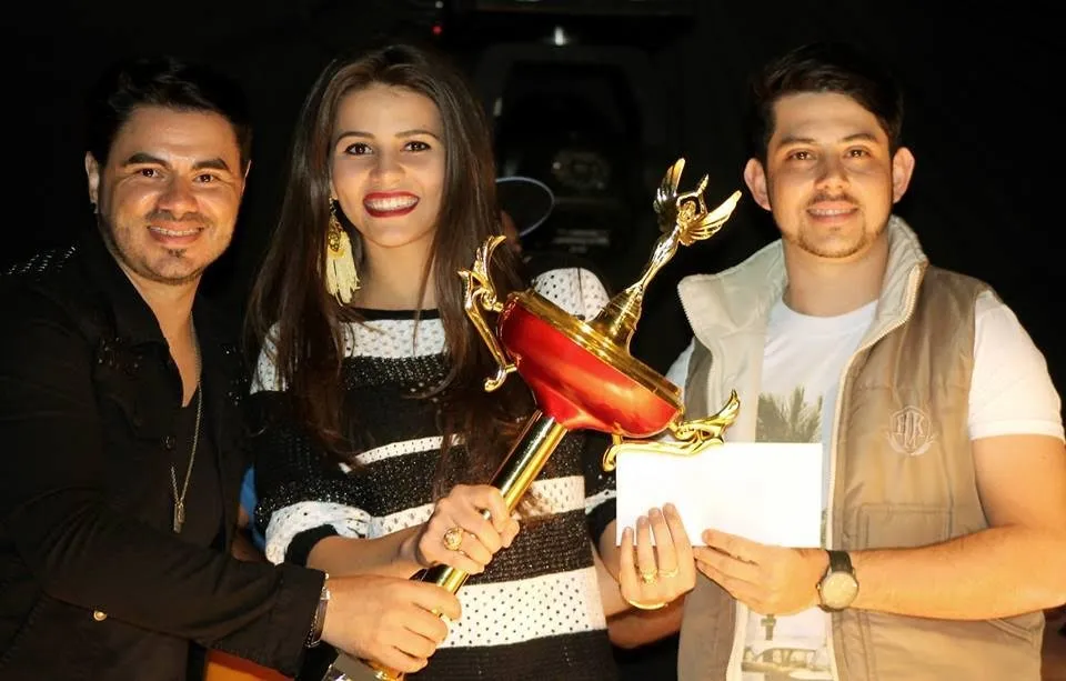 Mateus Menin ( ex vocalista do Tche garotos), ao lado de Fernanda, quando ela recebia em Borrazópolis troféu de Vanuti, da dupla Vitor e Vanuti, um dos destaques do THE VOICE - Foto: Divulgação