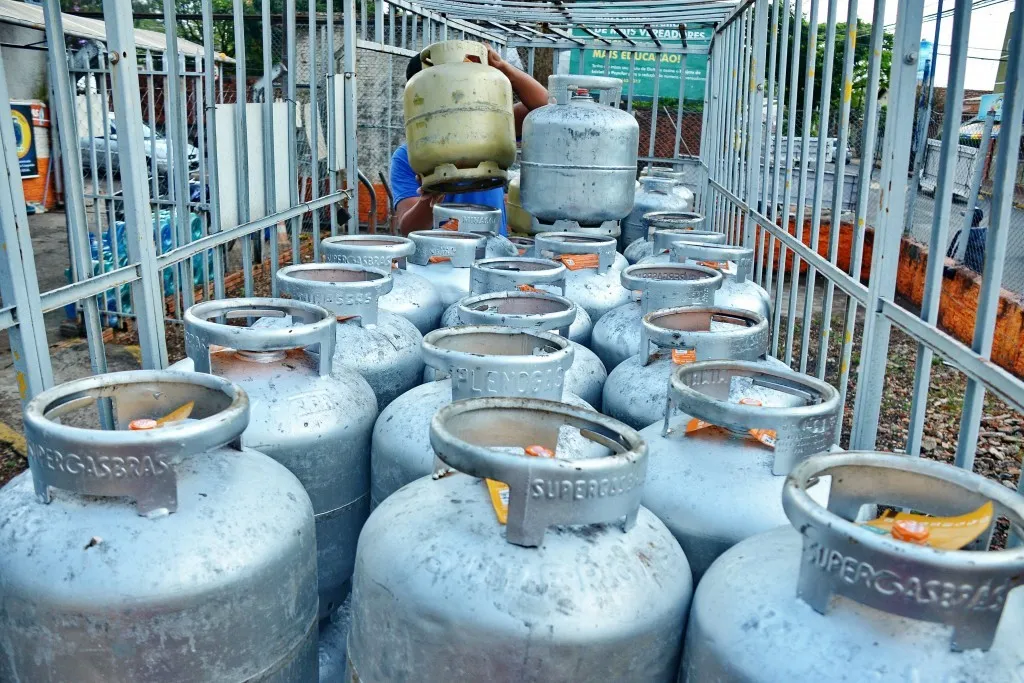 ​O Corpo de Bombeiros fiscalizou ontem 14 pontos de venda de Gás Liquefeito de Petróleo (GLP), o gás de cozinha, em Apucarana  - Foto: Sérgio Rodrigo