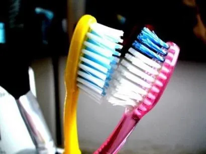 Na hora de juntar as escovas de dentes, é melhor casar ou morar junto? - Imagem: Arquivo