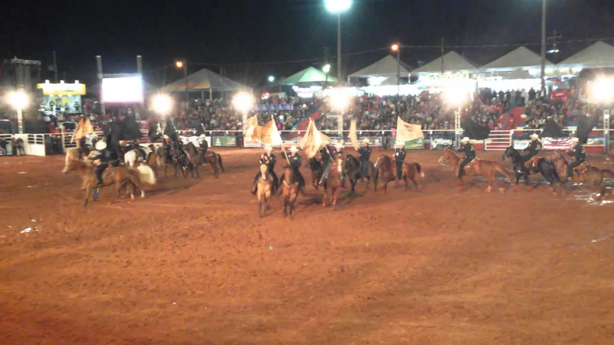 Cavalaria da Sociedade Rural de Astorga durante rodeio: festa tradicional - Imagem: Reprodução do Youtube