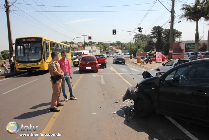 Acidente em avenida de Apucarana envolve três veículos 