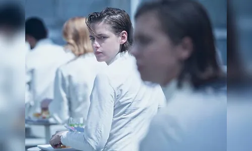Kirsten Stewart vive mulher proibida de amar em novo filme distópico