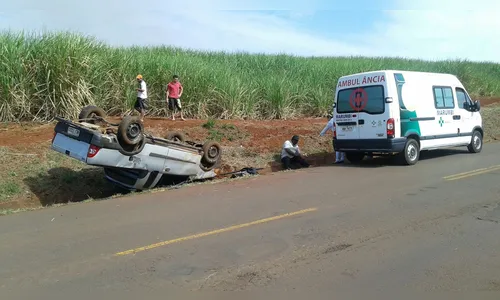 Fiat Strada capota entre Jandaia do Sul e Marumbi